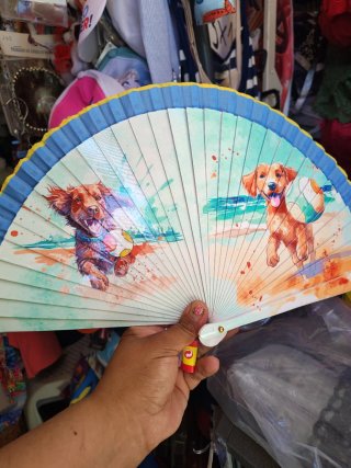 Abanico de madera con diseño de perro