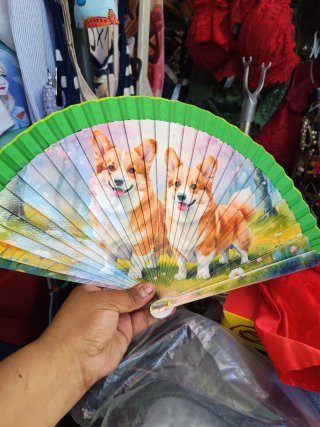 Abanico de madera con diseño de perro