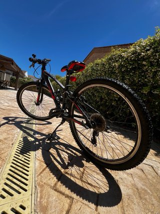 Bicicleta de montaña negra y roja Marca bh