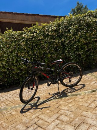 Bicicleta de montaña negra y roja Marca bh