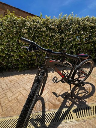Bicicleta de montaña negra y roja Marca bh
