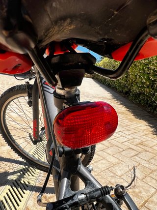 Bicicleta de montaña negra y roja Marca bh