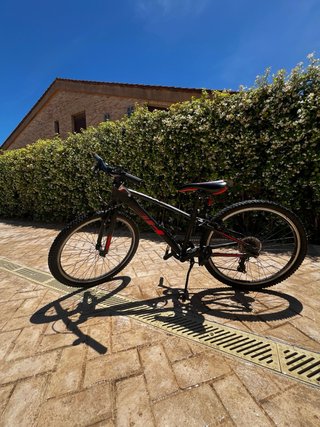 Bicicleta de montaña negra y roja Marca bh
