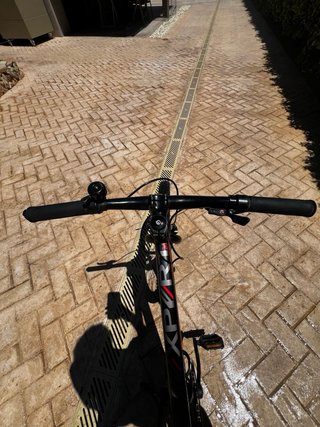 Bicicleta de montaña negra y roja Marca bh