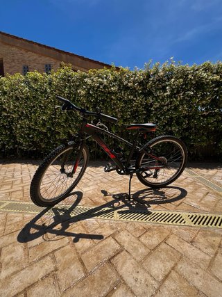 Bicicleta de montaña negra y roja Marca bh