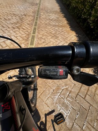 Bicicleta de montaña negra y roja Marca bh