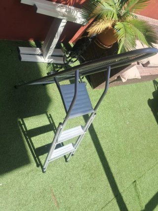 Tabla de planchar y escalera