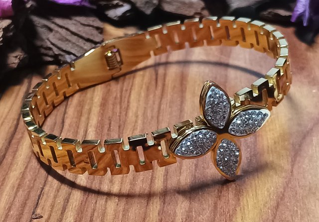 Pulsera Dorada con Flor de Cristales