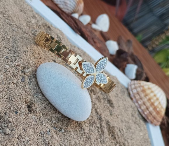 Pulsera Dorada con Flor de Cristales