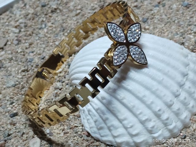 Pulsera Dorada con Flor de Cristales