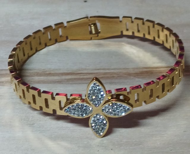 Pulsera Dorada con Flor de Cristales