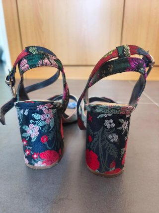 Sandalias de tacón floral