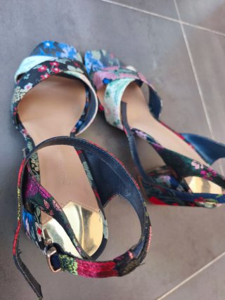 Sandalias de tacón floral