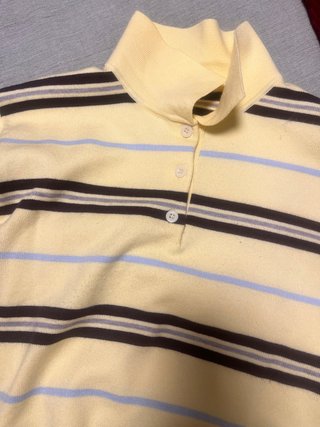 Polo de rayas amarillas