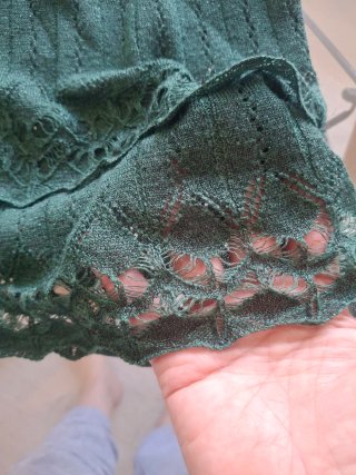 Top verde de punto con volantes talla S