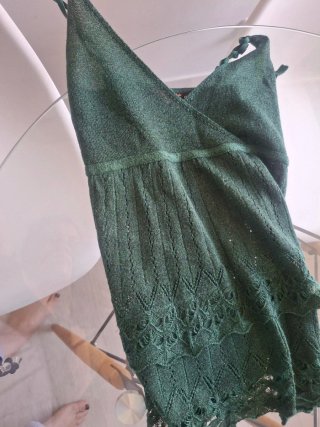 Top verde de punto con volantes talla S
