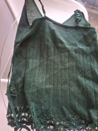 Top verde de punto con volantes talla S