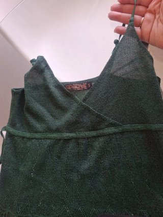 Top verde de punto con volantes talla S