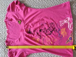Camiseta niña con dibujo de chica y cerezas