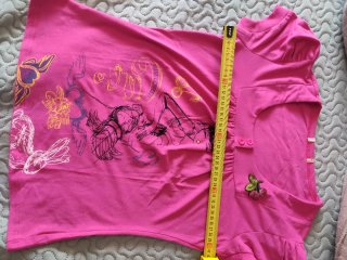 Camiseta niña con dibujo de chica y cerezas