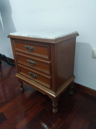 Mesilla antigua de madera y mármol