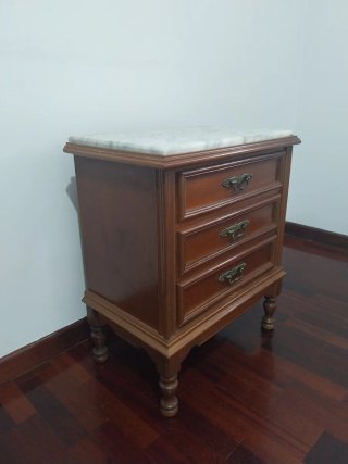 Mesilla antigua de madera y mármol