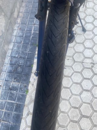 Bicicleta azul con cesta y portabultos