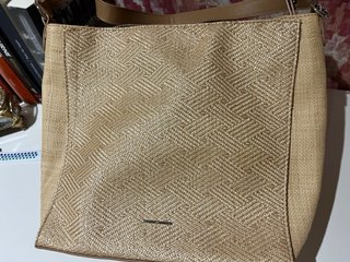 Bolso de verano, parece rafia sin llegar a serlo.
