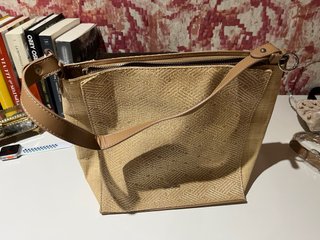 Bolso de verano, parece rafia sin llegar a serlo.