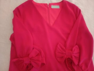 Vestido de cóctel rosa fucsia.