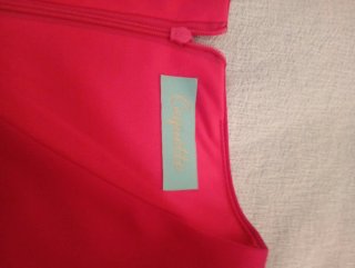 Vestido de cóctel rosa fucsia.