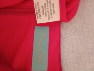 Vestido de cóctel rosa fucsia.