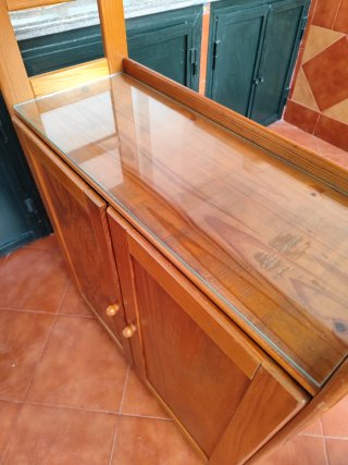 Mueble vitrina madera rústico con repisas y puerta
