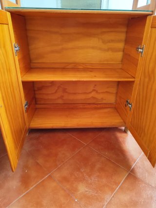 Mueble vitrina madera rústico con repisas y puerta