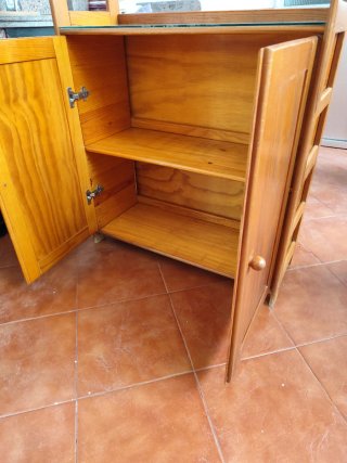 Mueble vitrina madera rústico con repisas y puerta