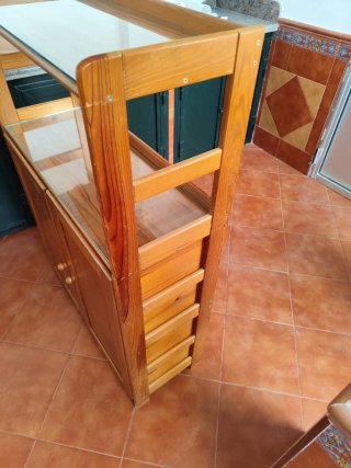 Mueble vitrina madera rústico con repisas y puerta
