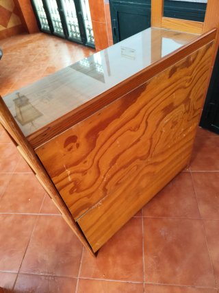 Mueble vitrina madera rústico con repisas y puerta