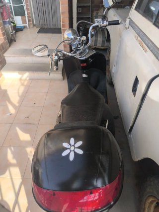 Scooter Negra con Baúl
