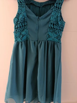 Vestido verde azulado con encaje