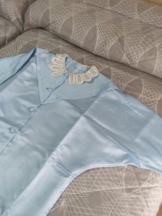 Bata de raso azul con cuello de ganchillo