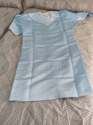 Bata de raso azul con cuello de ganchillo