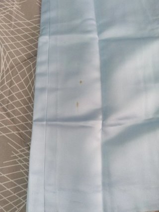 Bata de raso azul con cuello de ganchillo