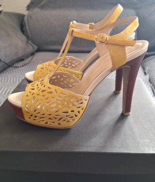 Sandalias amarillas tacón madera T39