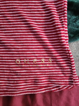 Camiseta Guess Rayas Rojas y Blancas Talla S