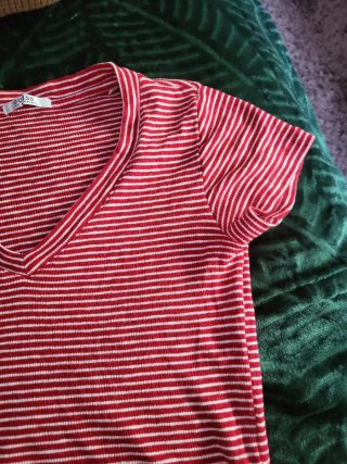 Camiseta Guess Rayas Rojas y Blancas Talla S