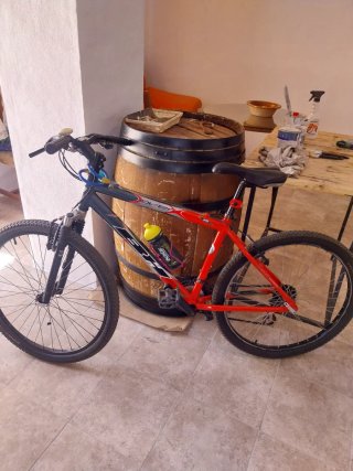 Bicicleta MTB Roja y Negra