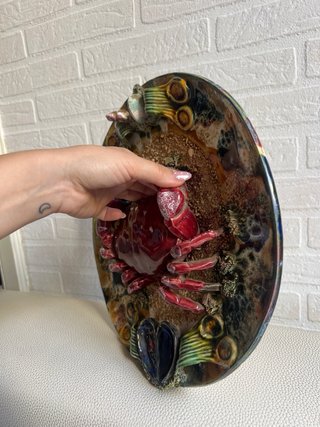 Plato decorativo de cerámica con cangrejo