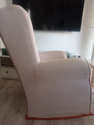 Sillón balancín de tela beige