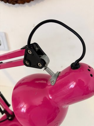Lámpara flexo rosa y negra