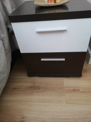 Cabecero, cómoda, mesillas más regalo.